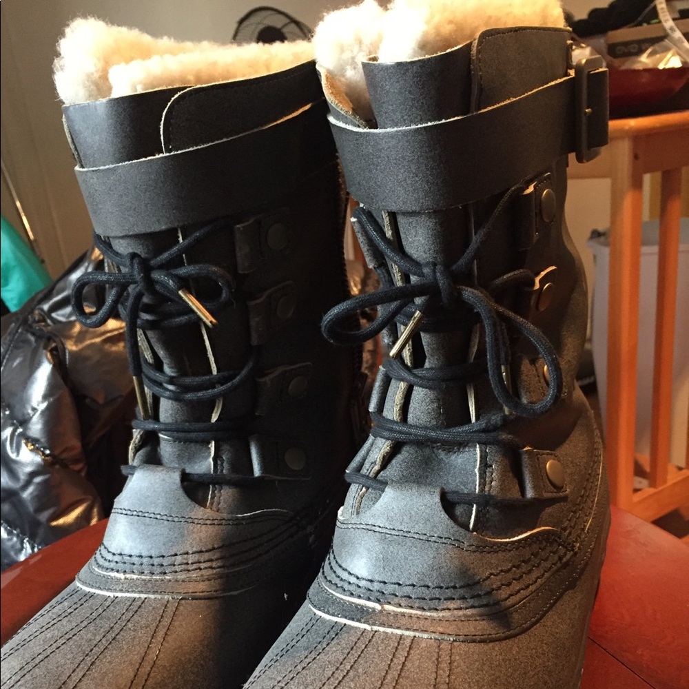 Shearling Sorel snow boots.
